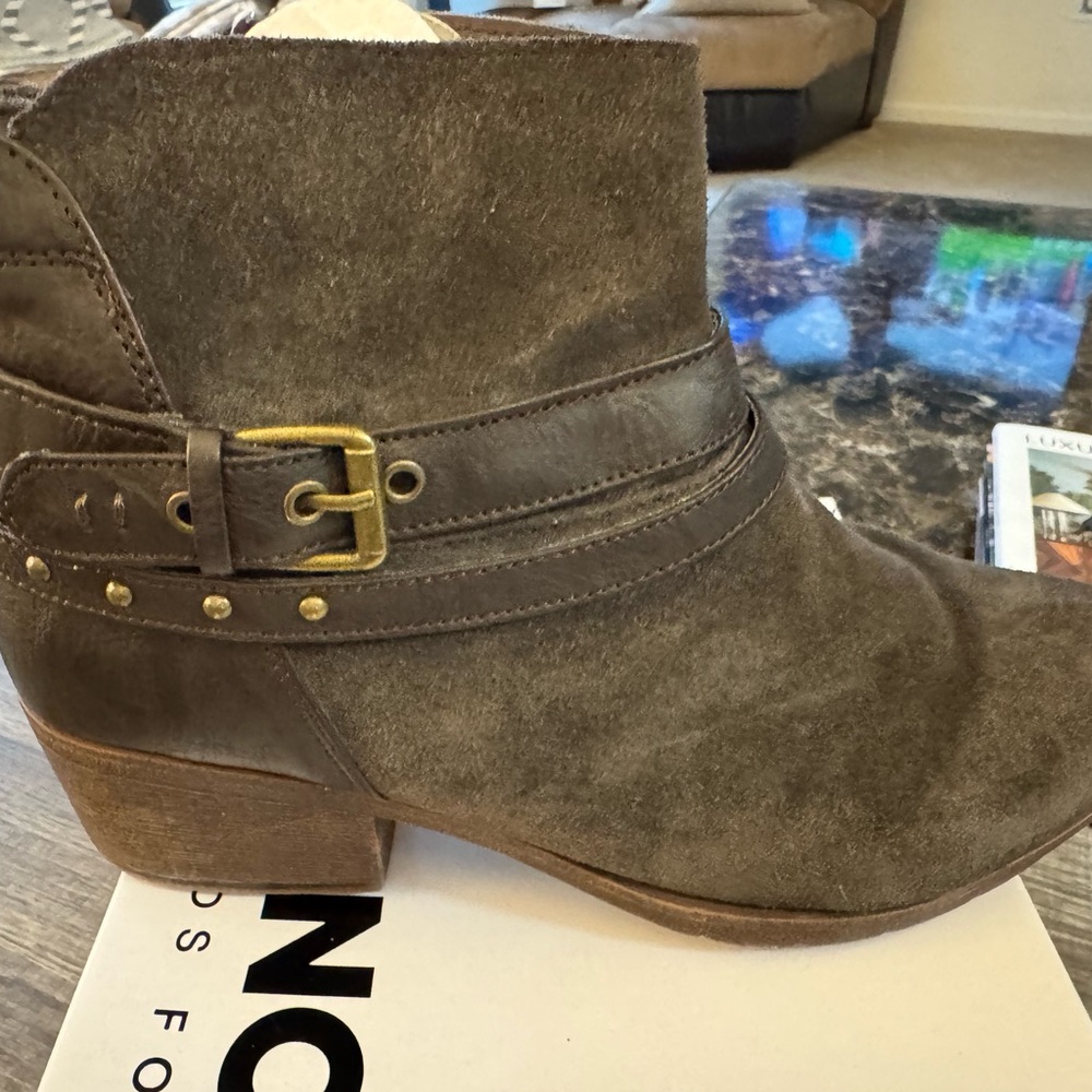 Good condition  says gray but to me look like brown
